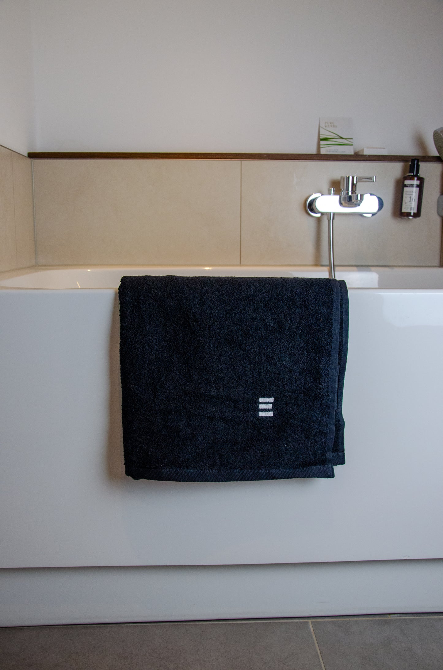 Handtuch schwarz mit Stick Organic Cozy Bath Towel